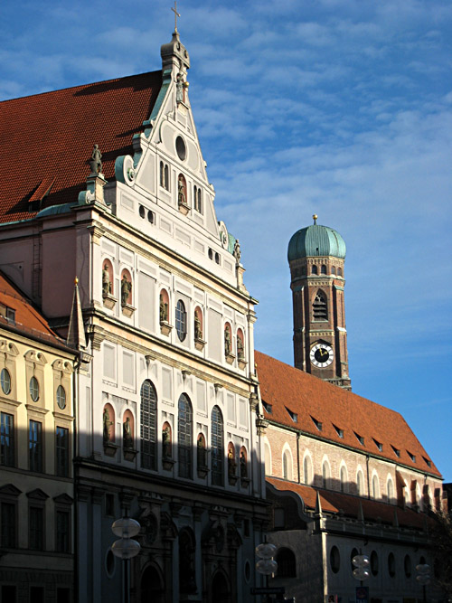 Turmspitze der Frauenkirche vor der ehemaligen Augustinerkirche in München